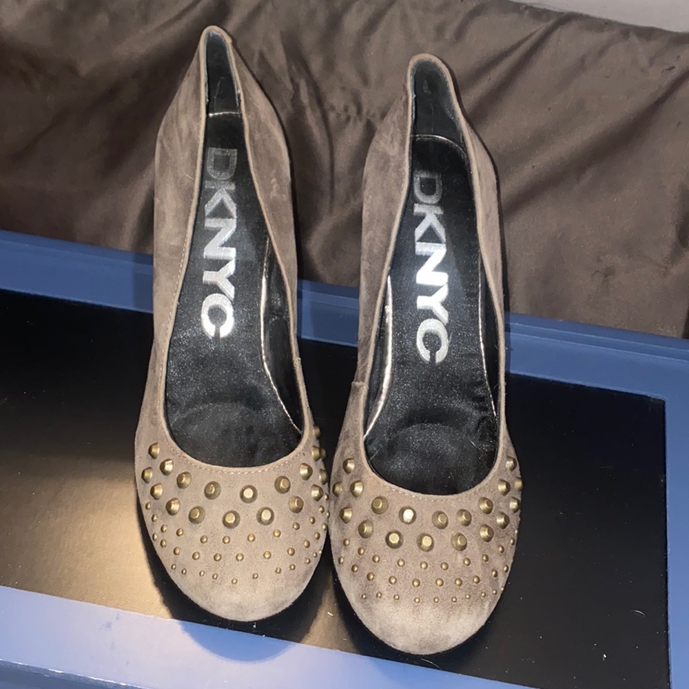 DKNYC taupe heels sz 38 NWOB